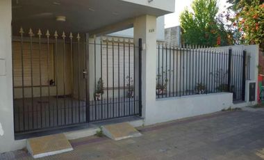 Casa en venta - 3 dormitorios 2 baños - Cochera - 183mts2 - Ensenada