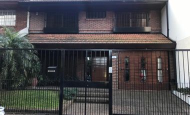 Casa 5amb muy bien ubicada c/ garage cubierto