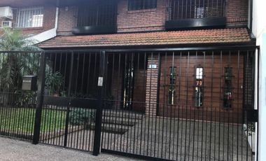 Casa 5amb muy bien ubicada c/ garage cubierto