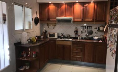 Casa 5amb muy bien ubicada c/ garage cubierto