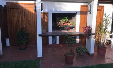 Casa 5amb muy bien ubicada c/ garage cubierto