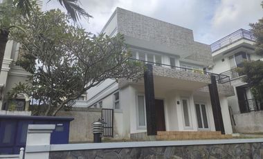 Rumah Dengan Halaman Luas di Cluster Imperial Sentul City