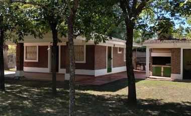Casa de 2 dormitorios en inmejorable esquina de Villa La Rivera