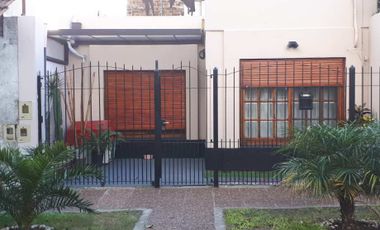 Casa PH en venta en Bernal Oeste