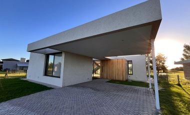 Venta casa con tres dormitorios en lote de 1000 m2, en Estancia La Rinconada, Ibarlucea
