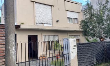 Casa en venta - 3 dormitorios 3 baños - cochera - 200mts2 - Manuel B. Gonnet, La Plata
