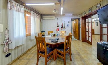 CASA EN VENTA - CENTRO DE FUNES - EXCELENTE UBICACION