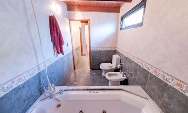 CASA EN VENTA - CENTRO DE FUNES - EXCELENTE UBICACION