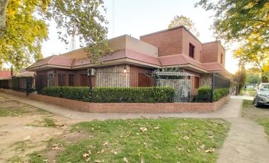 CASA EN VENTA - CENTRO DE FUNES - EXCELENTE UBICACION