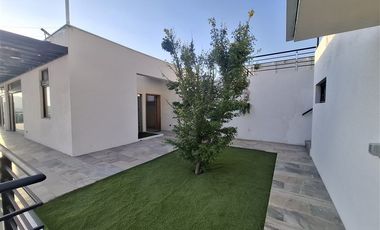 Casa en venta de 5 dorm. Colegio Mayflawer, Lo Barnechea