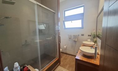 Casa en venta de 5 dorm. Colegio Mayflawer, Lo Barnechea