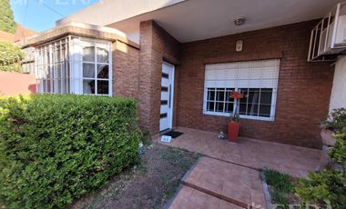 Venta casa 3 ambientes con jardín, cochera, patio y terraza en Quilmes Oeste (30949)