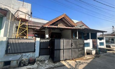 Rumah Terawat Dekat Terminal dan Stasiun Bekasi Hadap Timur J-38881