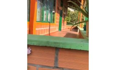 Se Vende Hermosa Finca por Arabia con Piscina y 3 casas