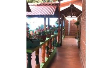 Se Vende Hermosa Finca por Arabia con Piscina y 3 casas