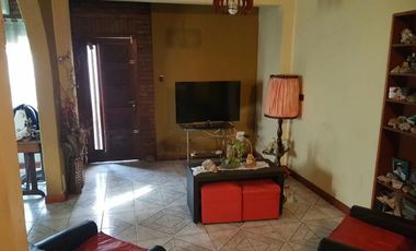 Casa de 3 ambientes sobre esquina con local