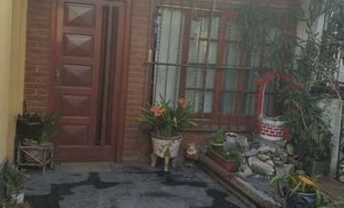 Casa de 3 ambientes sobre esquina con local