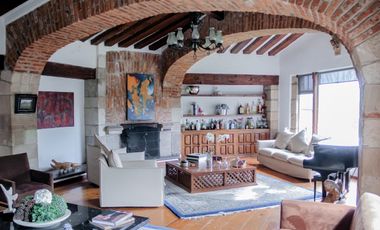 Residencia Estilo Mexicano a la Venta en Lomas Hipódromo.