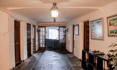 Residencia Estilo Mexicano a la Venta en Lomas Hipódromo.