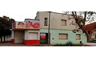 Vendo casa de 4  amb con local comercial en muy buena ubicación.