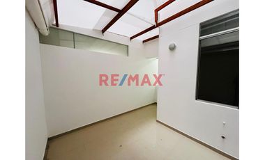 Amplio Y Luminoso Departamento En Primer Piso