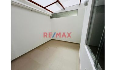 Amplio Y Luminoso Departamento En Primer Piso