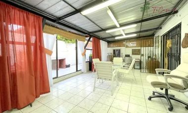 Casa en venta de 3D/2B patio y terraza en La Florida