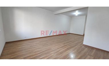 Alquiler De Hermoso Departamento En 1Er Piso, A 2 Cuadras Del Jockey Plaza Y Muy Cerca A La Universidad De Lima