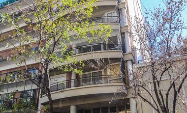 Excelente consultorio de 50 m2 con balcón al frente. Cochera fija. Belgrano.