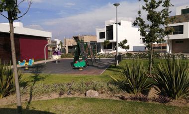 Valle Imperial coto cerezo frente a parque con roof garden