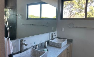 CASA EN VENTA CON VISTA PARCIAL AL LAGO