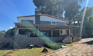 CASA EN VENTA CON VISTA PARCIAL AL LAGO