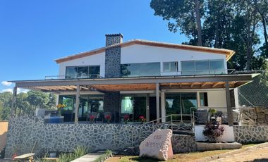 CASA EN VENTA CON VISTA PARCIAL AL LAGO