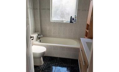 Vende casa céntrica  de 2 pisos  ( comercial u habitacional)