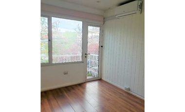 Vende casa céntrica  de 2 pisos  ( comercial u habitacional)