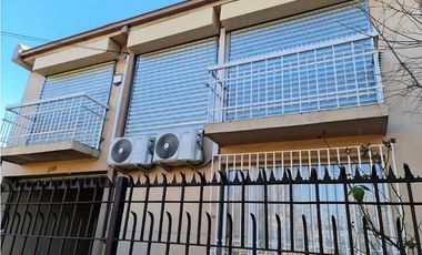Vende casa céntrica  de 2 pisos  ( comercial u habitacional)