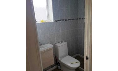 Vende casa céntrica  de 2 pisos  ( comercial u habitacional)