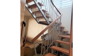 Vende casa céntrica  de 2 pisos  ( comercial u habitacional)