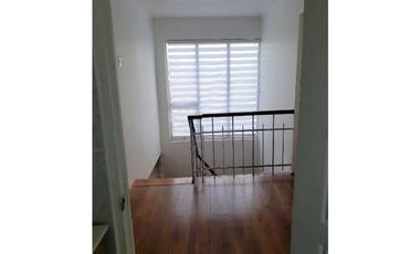 Vende casa céntrica  de 2 pisos  ( comercial u habitacional)