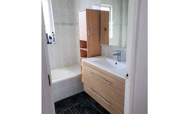 Vende casa céntrica  de 2 pisos  ( comercial u habitacional)
