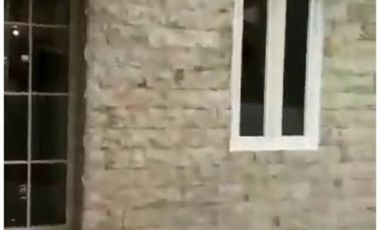 Rumah Manyar Siap huni PLN 1300watt Strategis