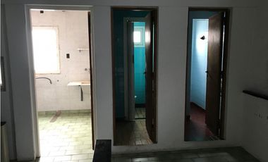 Galpon + vivienda/oficinas. Lote propio. Barrio San Jose.