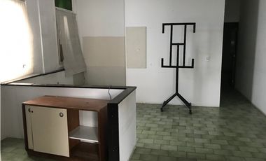 Galpon + vivienda/oficinas. Lote propio. Barrio San Jose.