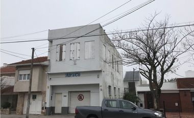 Galpon + vivienda/oficinas. Lote propio. Barrio San Jose.