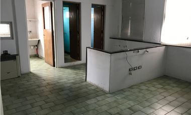 Galpon + vivienda/oficinas. Lote propio. Barrio San Jose.