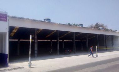 Excelente local comercial en plaza