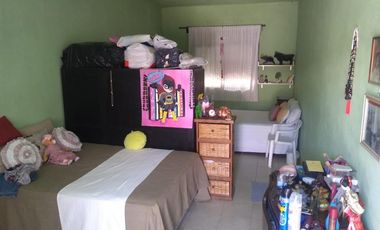 EXCELENTE PROPIEDAD DOS DORMITORIOS COCINA COMEDOR LAVADERO PATIO CASA ANTIGUA AL FONDO Y CASA DE TRES AMBIENTES A TERMINAR EN TERRAZA