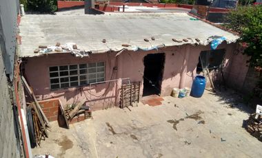 EXCELENTE PROPIEDAD DOS DORMITORIOS COCINA COMEDOR LAVADERO PATIO CASA ANTIGUA AL FONDO Y CASA DE TRES AMBIENTES A TERMINAR EN TERRAZA