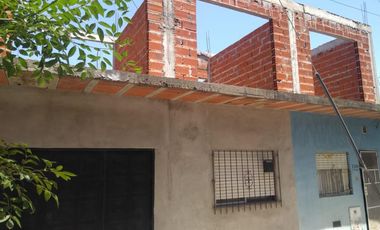 EXCELENTE PROPIEDAD DOS DORMITORIOS COCINA COMEDOR LAVADERO PATIO CASA ANTIGUA AL FONDO Y CASA DE TRES AMBIENTES A TERMINAR EN TERRAZA