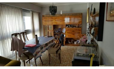 Piso con todos los ambientes vista al mar. Zona Centro.